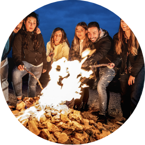 ludzie dookoła ogniska